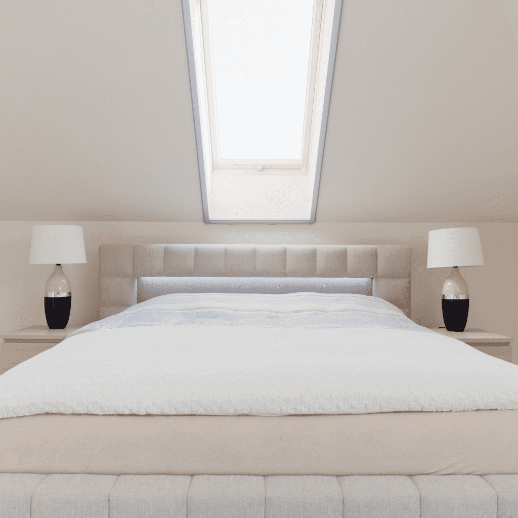 Bett mit gepolstertem Kopfteil vs. Holzbett – was passt besser ins Schlafzimmer?