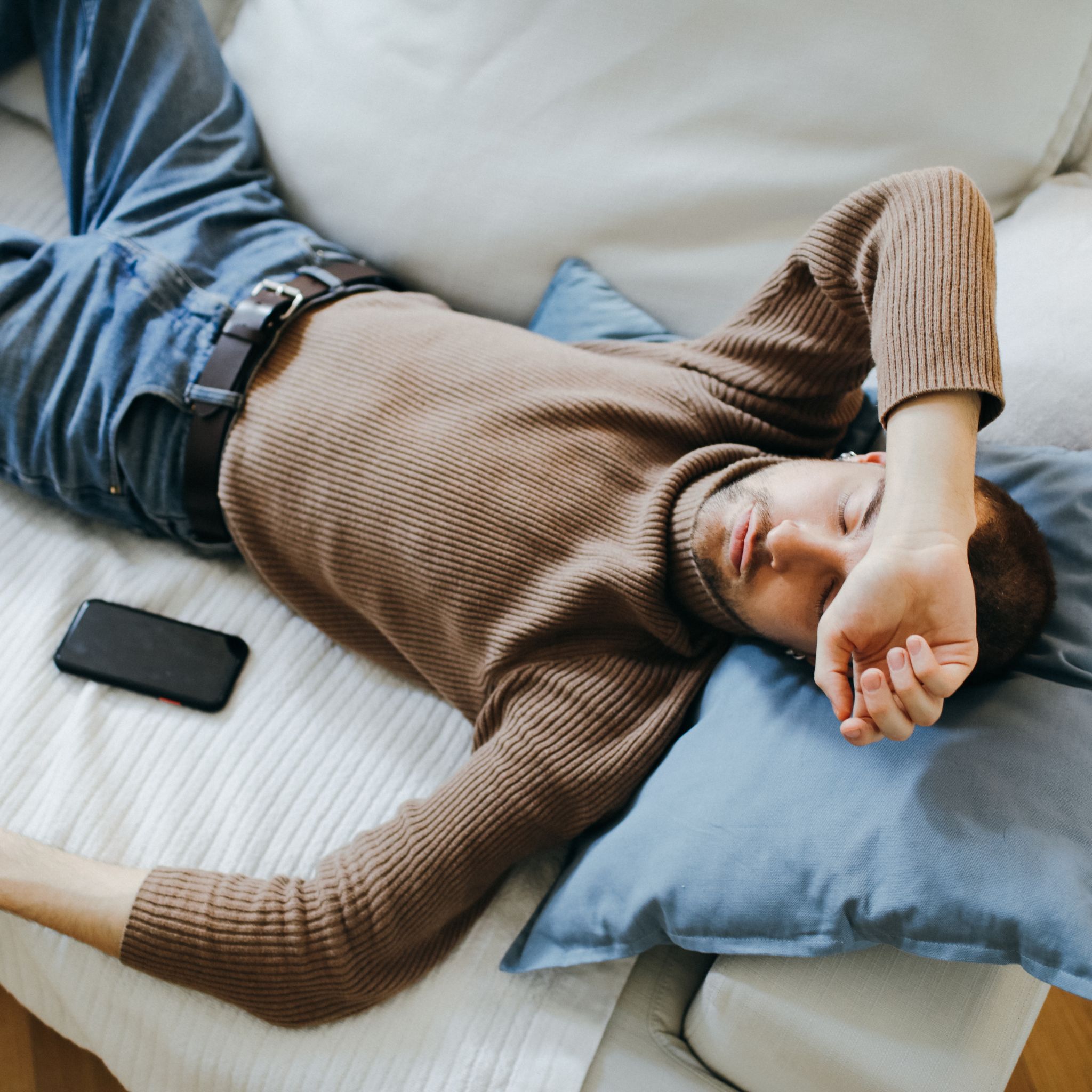 Ist es gefährlich, neben einem Mobiltelefon zu schlafen?