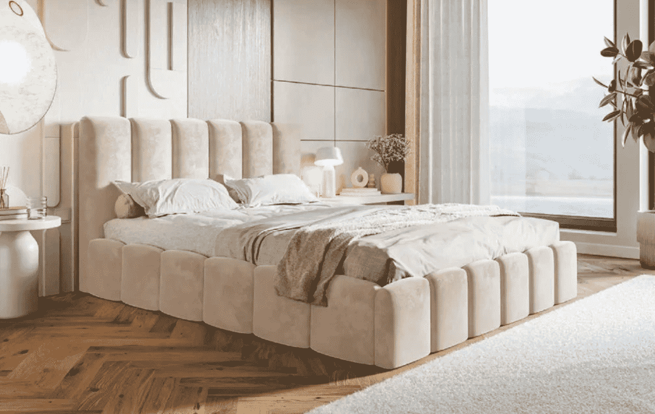 Helles cremefarbenes Polsterbett im Schlafzimmer mit Parkettboden.