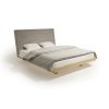 Doppelbett aus Eichenholz mit gepolstertem, hohem Kopfteil und schwebendem Effekt, seitliche Ansicht.